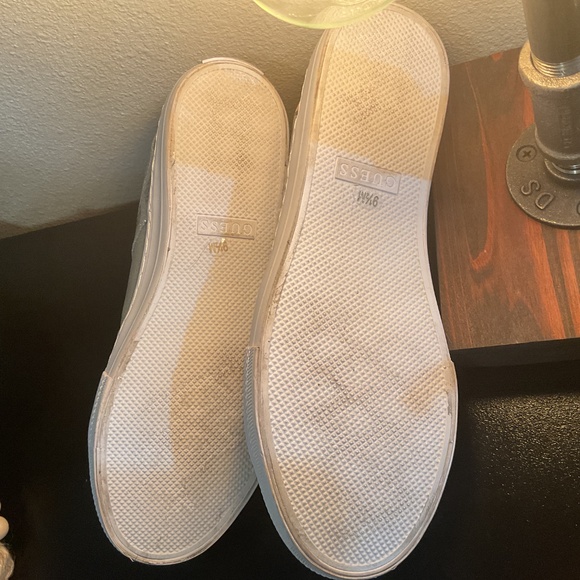 Women's Loven Casual Sneakers By Guess - Picture 8 of 8